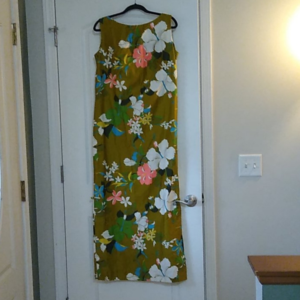 Sleeveless sheath dress